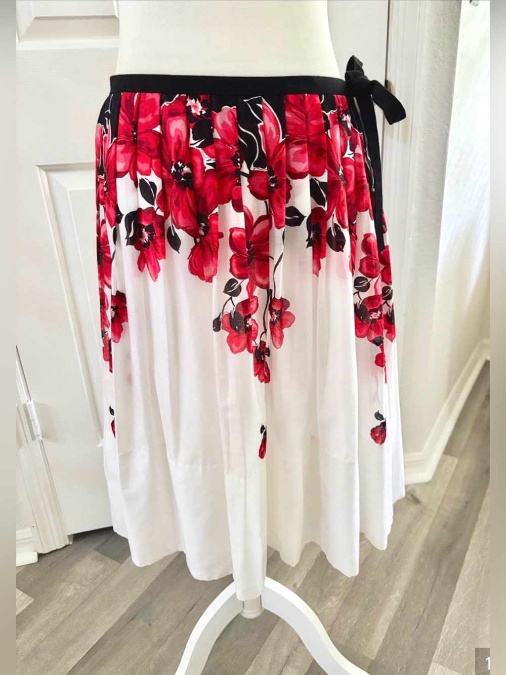 Anne Klein White Midi Skirt with Red Floral Print and Black Waist Tie Bow